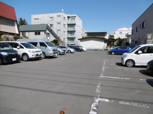 舗装されており、停めやすい駐車場となっております。