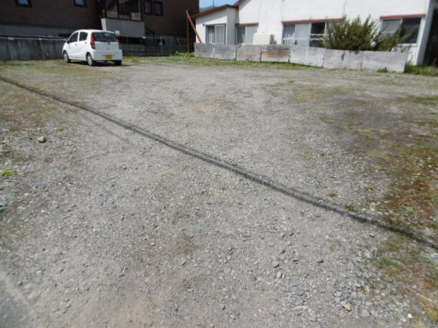 角地にある砂利の駐車場です。