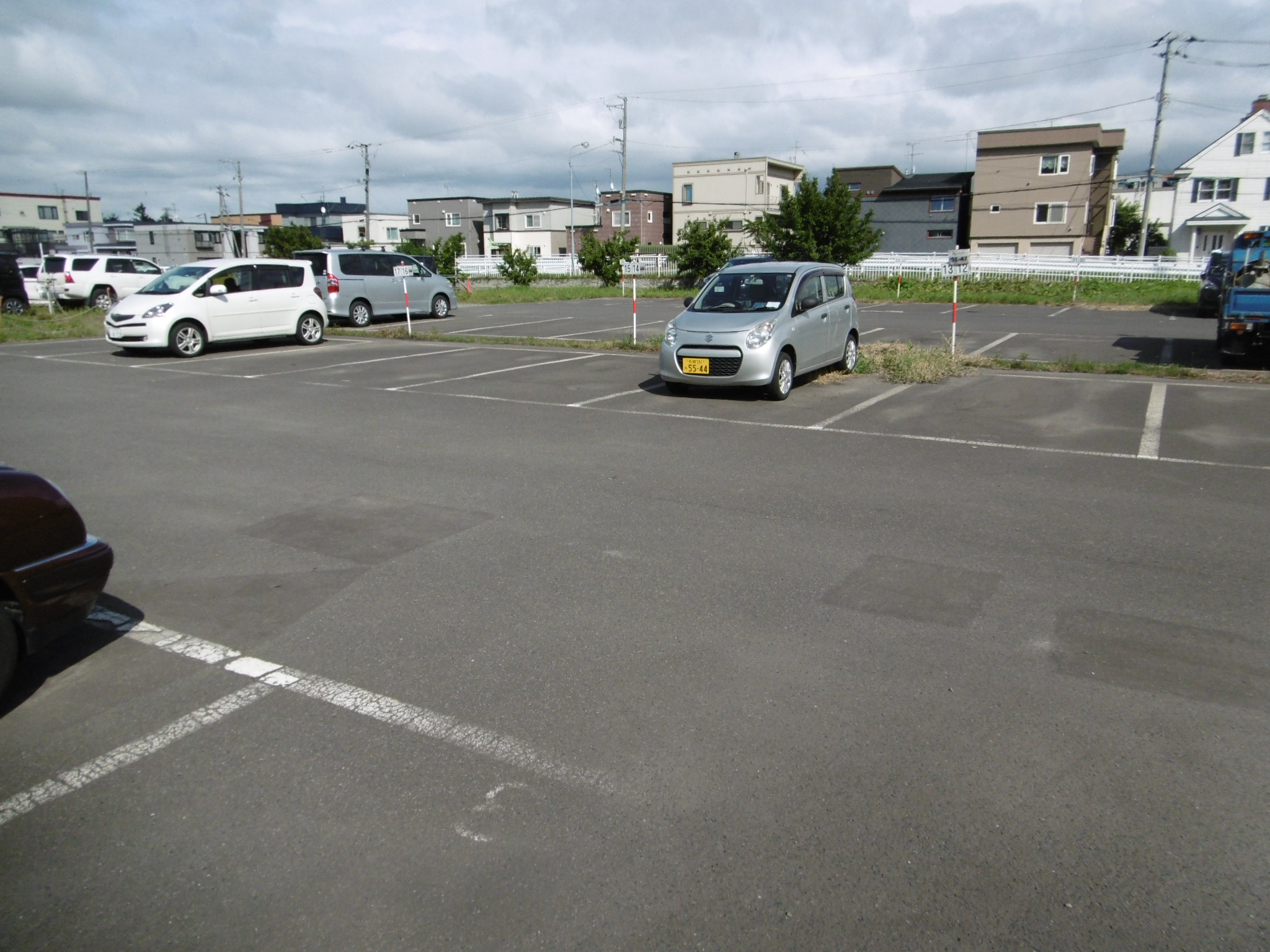 通路部分が広く、駐車しやすい駐車場です。