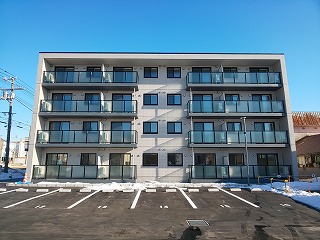 このマンションが目印です
