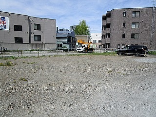 砂利の駐車場ですが、広くて停めやすいです。